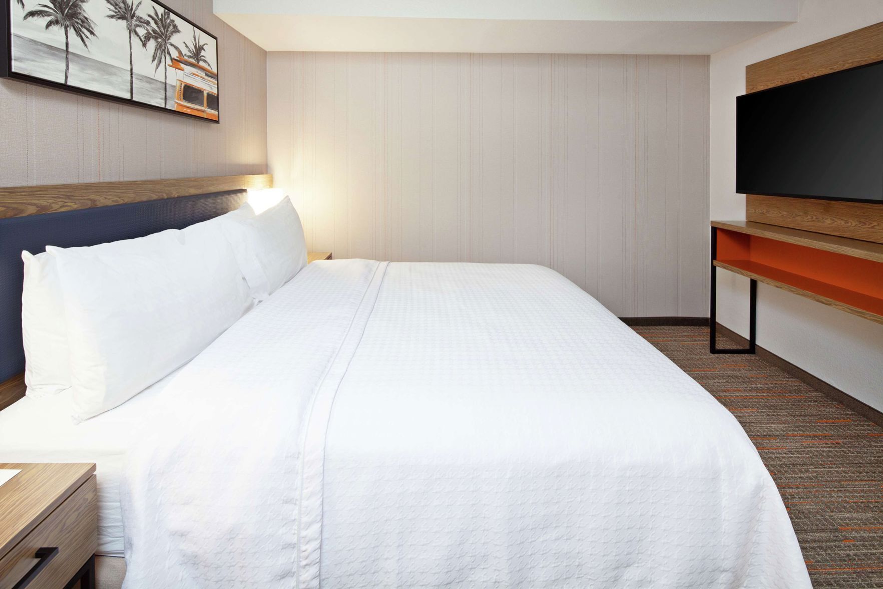 1 bedroom, premium bedding, desk, laptop workspace