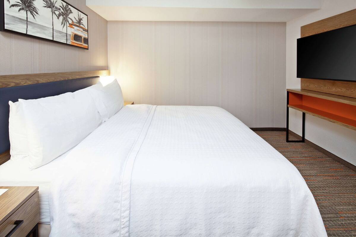 1 bedroom, premium bedding, desk, laptop workspace