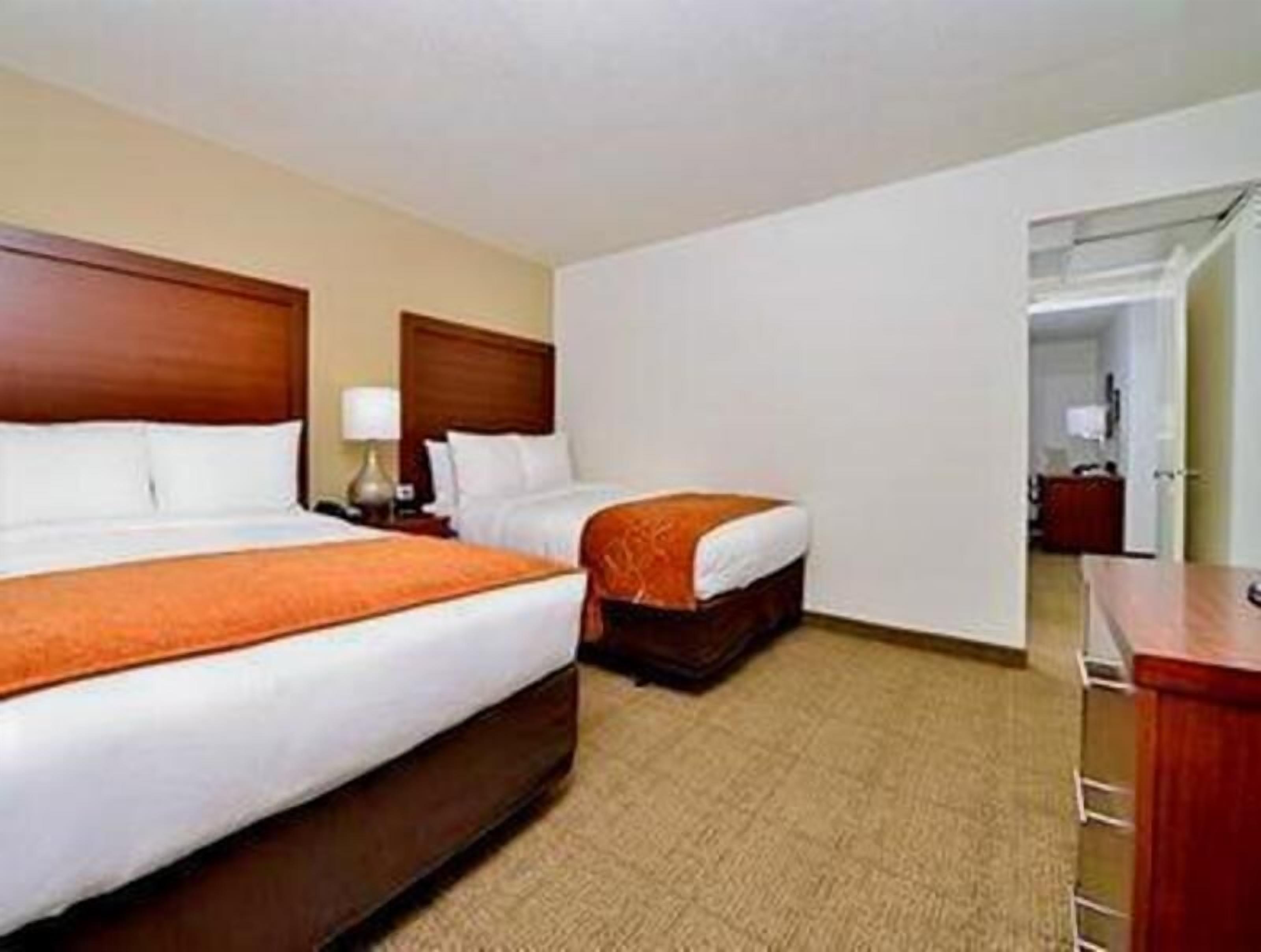 1 bedroom, premium bedding, desk, laptop workspace