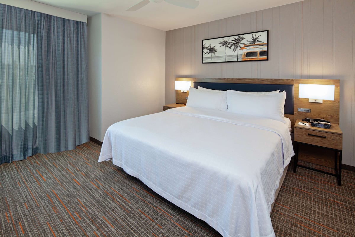 1 bedroom, premium bedding, desk, laptop workspace