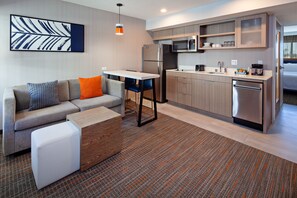 Full-sized fridge, microwave, stovetop, dishwasher