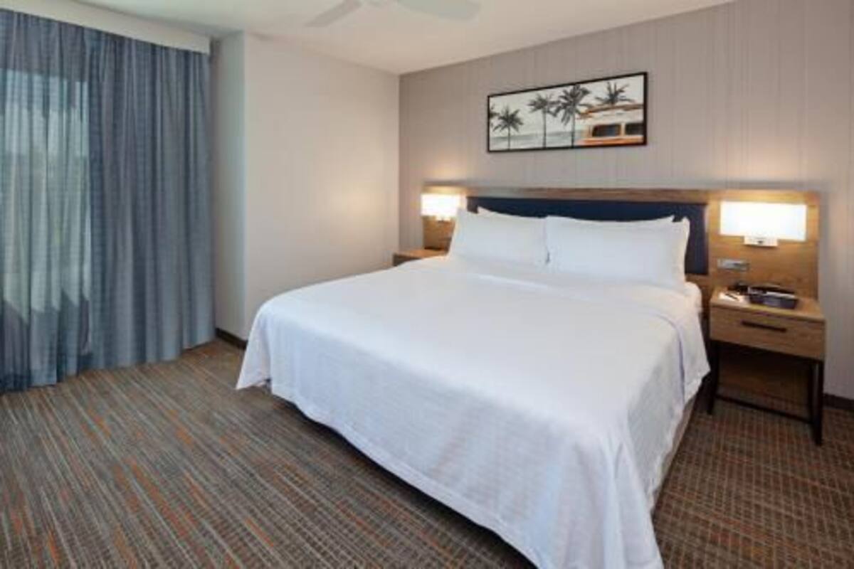 1 bedroom, premium bedding, desk, laptop workspace