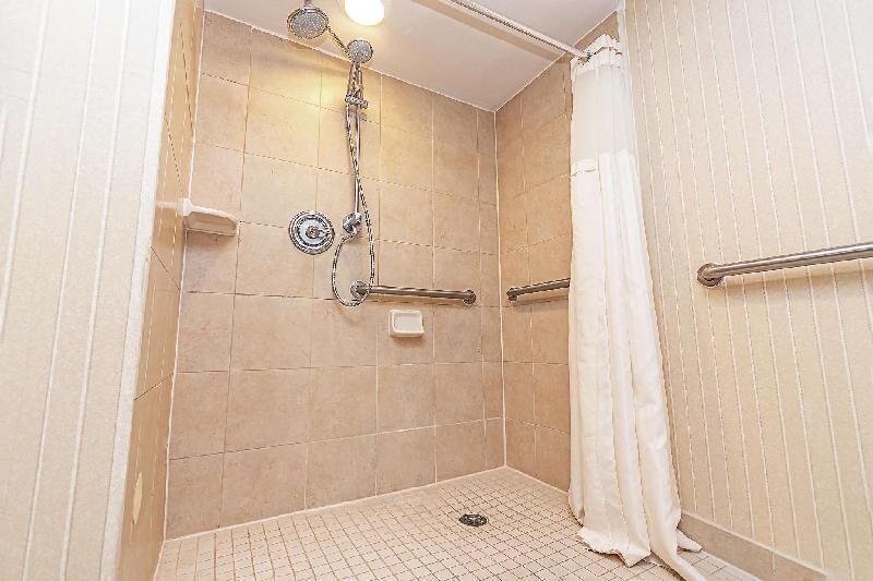 Bathroom | Combined shower/tub, designer toiletries, hair dryer, towels