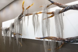 Eine zeitgenössische Kunstinstallation mit abstrakten Formen und metallischen Elementen.