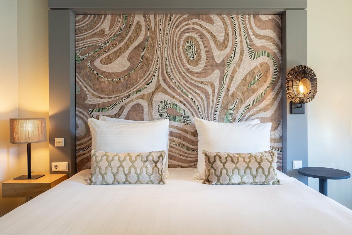 Premium bedding, in-room safe, desk, laptop workspace