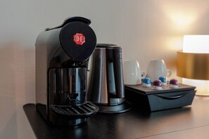 Premium-sengetøj, pengeskab på værelset, skrivebord