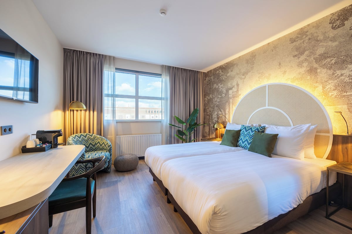 Chambre Deluxe avec lits jumeaux | Literie de qualité, coffre-fort pour ordinateur portable, bureau