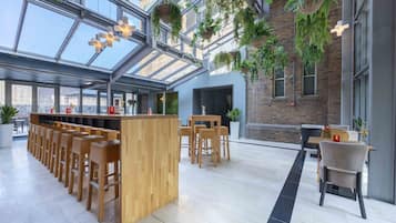 Desayuno buffet diario (EUR 21.50 por persona)