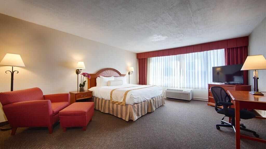 1 kamar tidur, brankas, meja kerja, dan ruang kerja ramah laptop