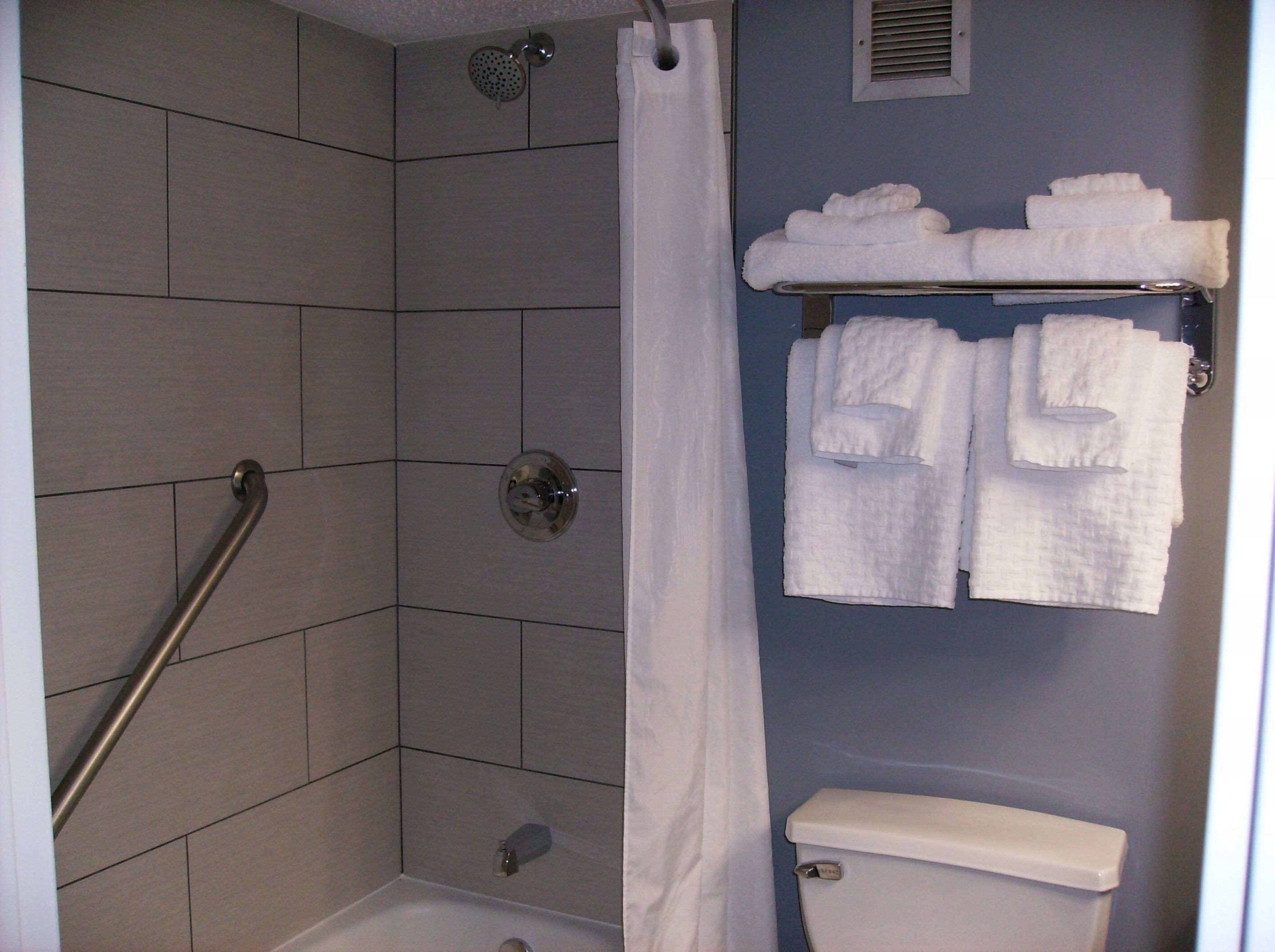 combined shower/bathtub, eco-friendly toiletries, hair dryer, towels