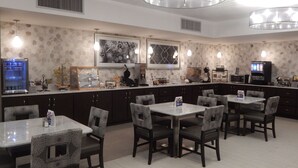 Un restaurant moderne doté d’un bar, de plusieurs espaces de restauration et d’une variété d’équipements et d’éléments de décoration.