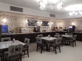 Café da manhã com buffet grátis todos os dias