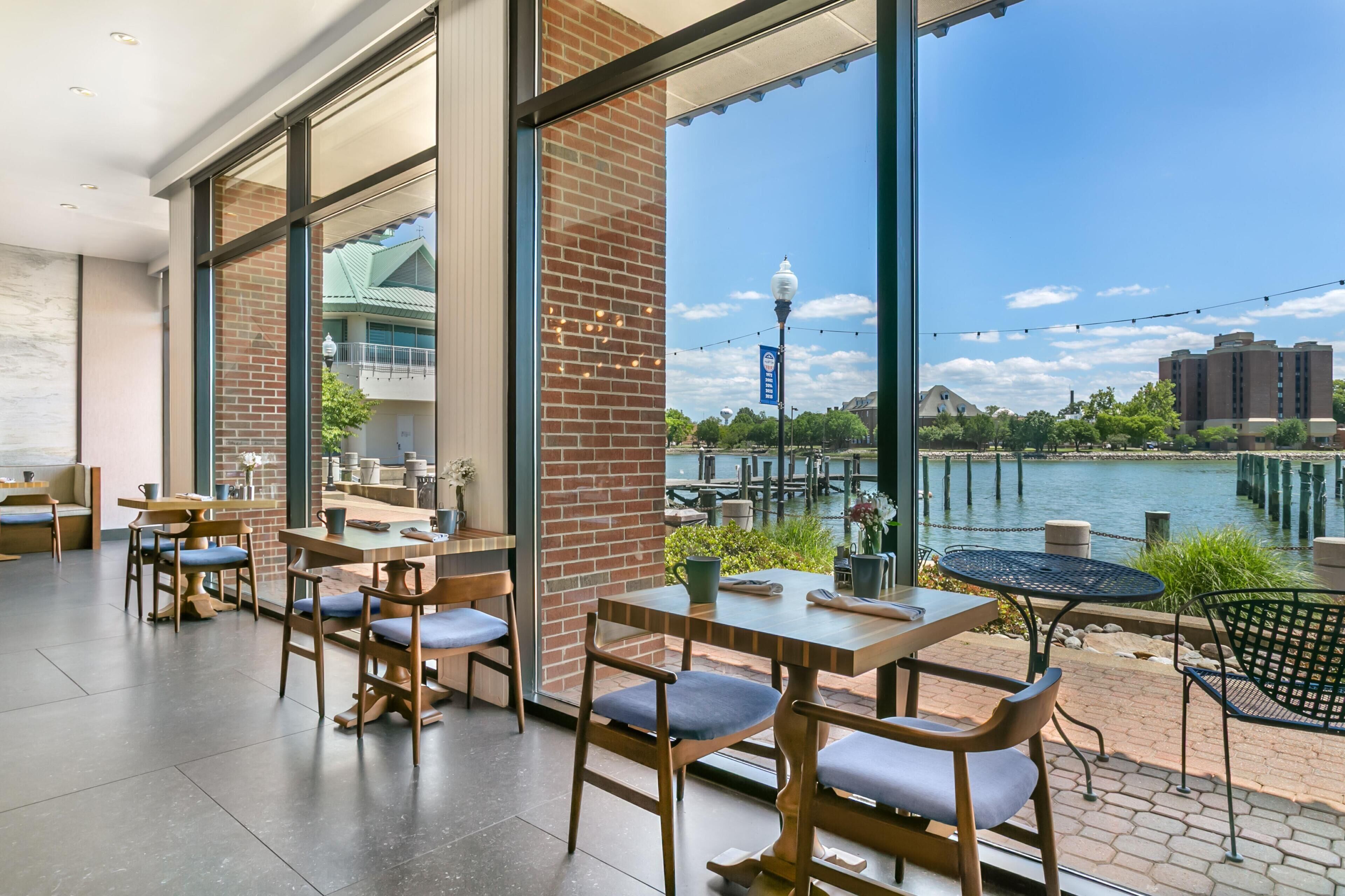 3 bars/lounges, lobby lounge, rooftop bar