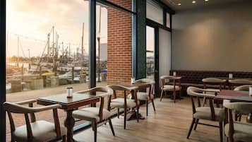 4 restaurantes; se sirven desayunos, almuerzos y cenas