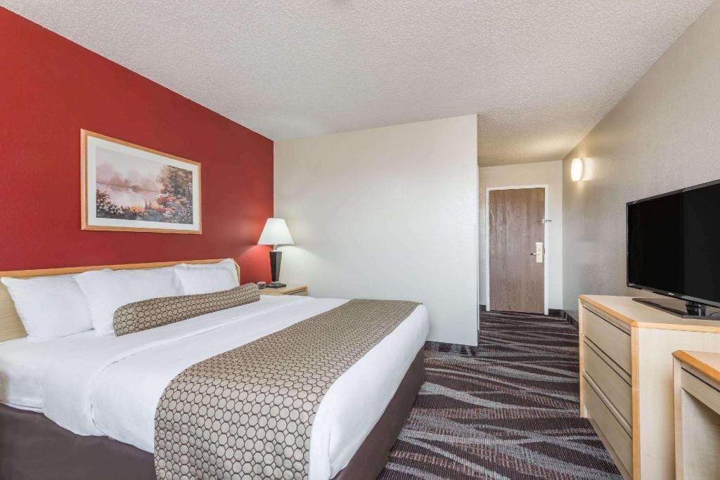 In-room safe, free WiFi, bed sheets
