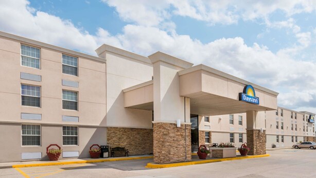 Ein Days Inn Hotel mit flacher Fassade, zahlreichen Fenstern und einem überdachten Eingang.