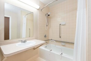 Chambre Standard, 1 grand lit, accessible aux personnes à mobilité réduite, non-fumeurs | Salle de bain | Ensemble douche/baignoire, articles de toilette écologiques