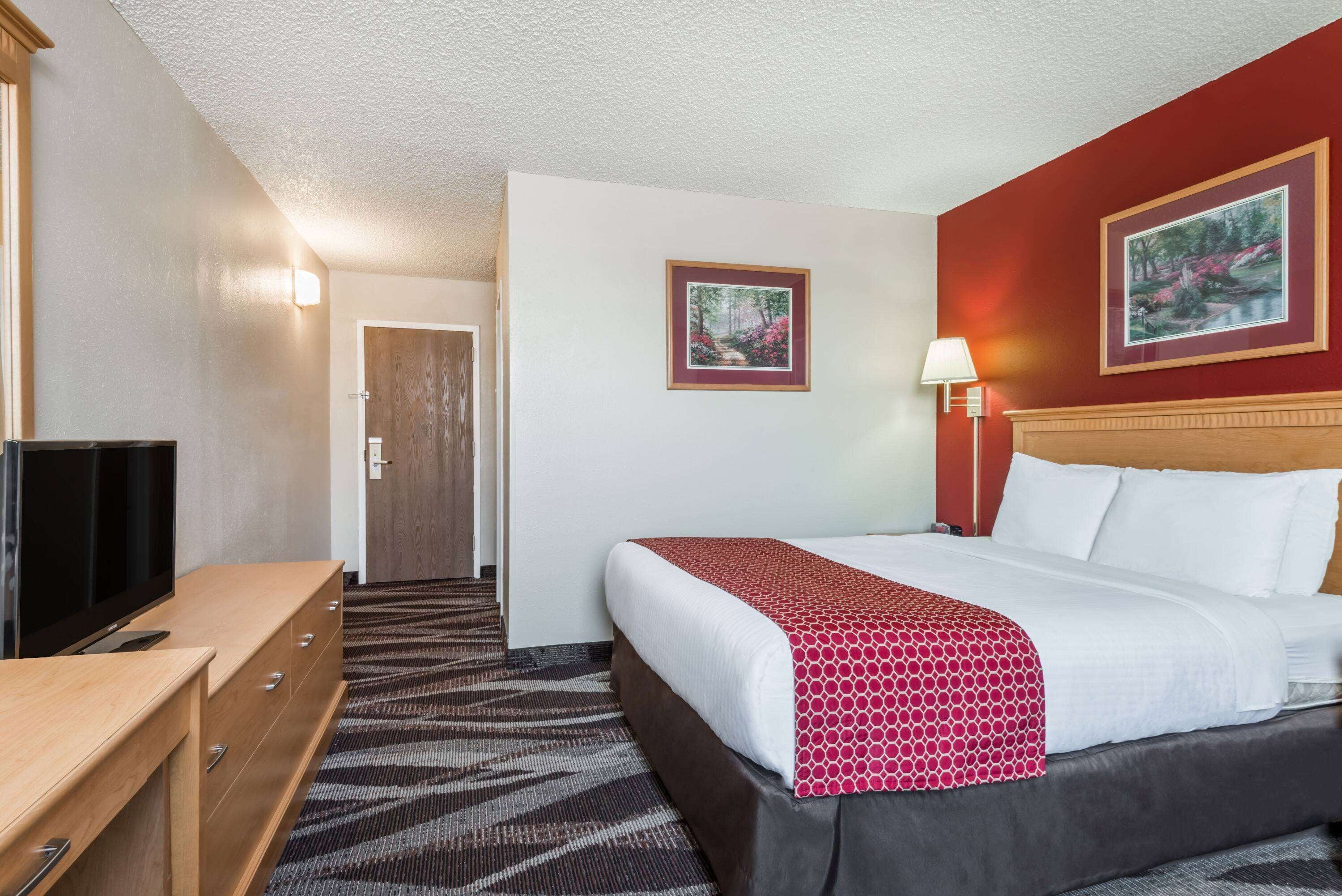 Standard Room, 1 Queen Bed | In-room safe, free WiFi, bed sheets