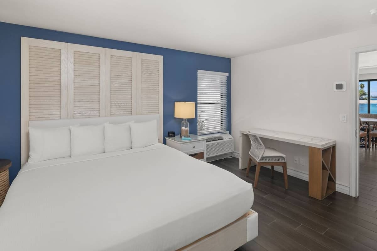 Suite, 1 King Bed with Sofa bed (Bayside Bungalow Cove) | 1 bedroom, hypo-allergenic bedding, in-room safe, individually furnished