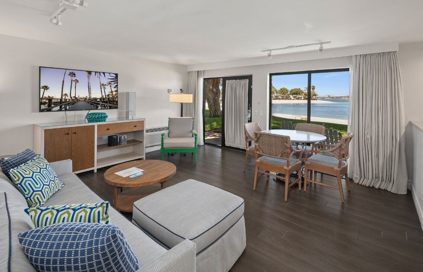 Suite, 1 kingsize-seng med sovesofa (Bayside Bungalow Cove) | Oppholdsområde | En 60-tommers LCD-TV med kabel-kanaler samt TV og bordtennis