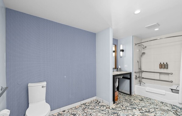 غرفة - سرير ملكي (Accessible Shower-Tub) | حمام | مستلزمات للعناية الشخصية صديقة للبيئة، مجففات شعر، مناشف، صابون