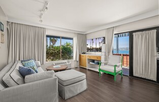 套房, 1 张特大床 (Bayside Bungalow Bay) | 起居区 | 60-英寸液晶电视（配备有线频道）、电视、乒乓球