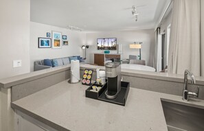 Suite, 1 kingsize-seng med sovesofa (Bayside Bungalow Cove) | Oppholdsområde | En 60-tommers LCD-TV med kabel-kanaler samt TV og bordtennis