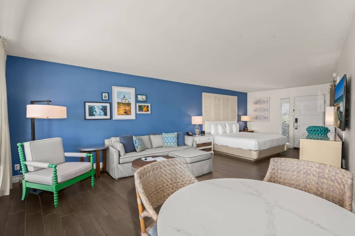 Junior Suite, 1 King Bed (Bayside) | 1 bedroom, hypo-allergenic bedding, in-room safe, individually furnished