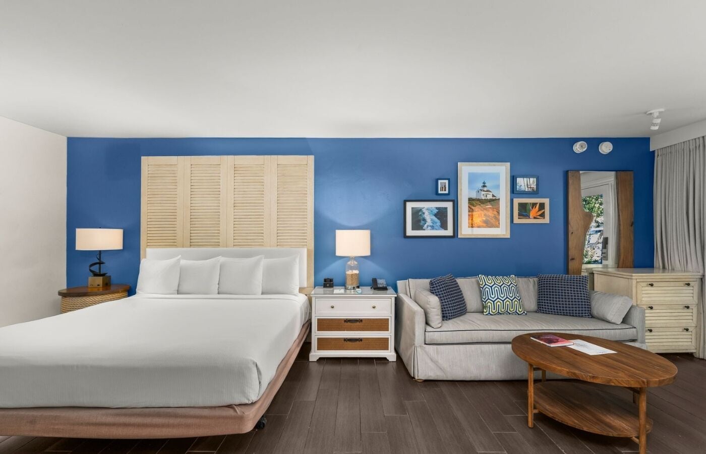 Room, 1 King Bed (Accessible Shower-Tub) | Hypo-allergenic bedding, in-room safe, individually furnished