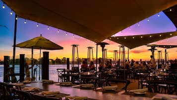 2 restaurants, spécialités Cuisine californienne