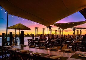 2 间餐厅，供应早餐、午餐和晚餐，加州菜