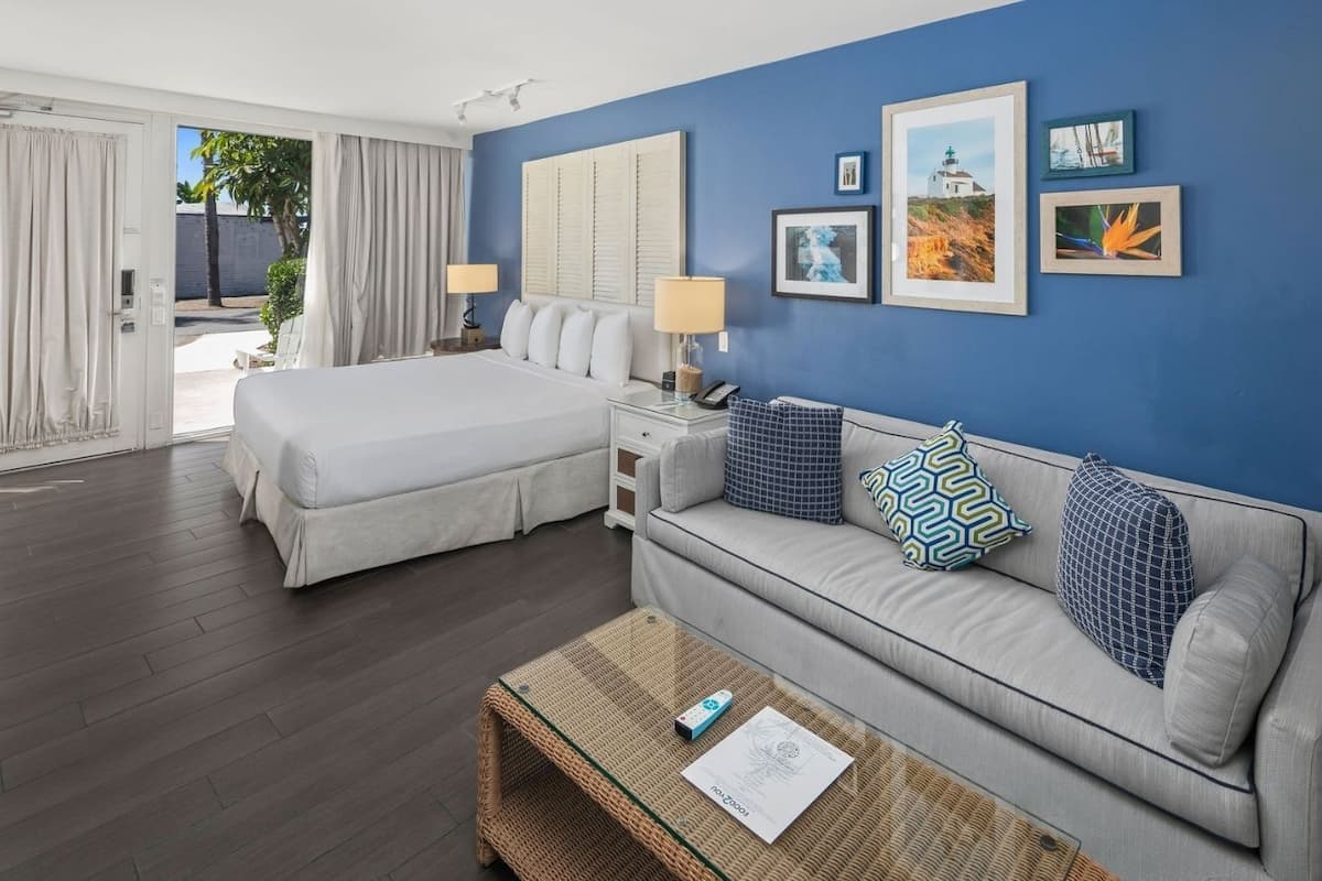 Room, 1 King Bed (Accessible Roll-in Shower) | 1 bedroom, hypo-allergenic bedding, in-room safe, individually furnished