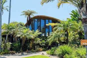 Hotel exterior and entrance at Paradise Point Resort & Spa