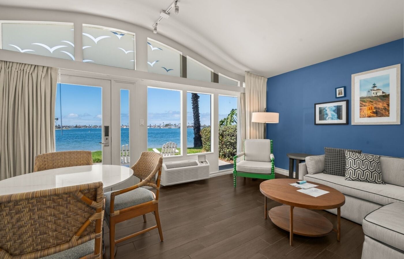 Junior Suite, 1 King Bed (Bayside) | Living area