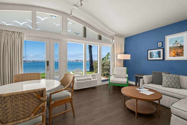 Junior Suite, 1 King Bed (Bayside) | Living area