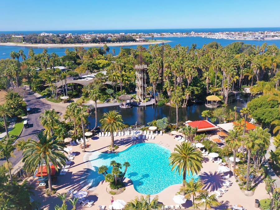 5 outdoor pools, a heated pool, pool umbrellas, pool loungers