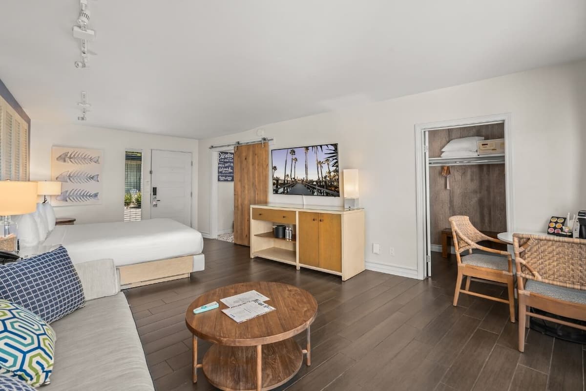 Room, 1 King Bed, Lanai (Bayside) | 1 bedroom, hypo-allergenic bedding, in-room safe, individually furnished