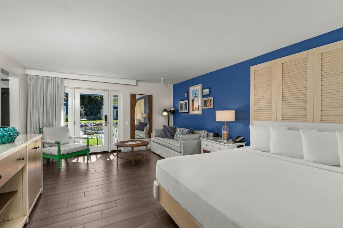Premium Room, 1 King Bed, Lanai (Garden) | Living area | 60-inch LCD TV with cable channels, TV, table tennis