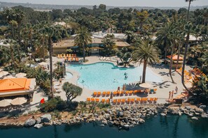 5 outdoor pools, a heated pool, pool umbrellas, sun loungers