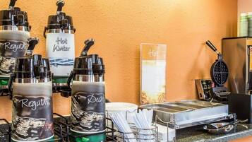 بوفيه فطور مجانًا يوميًا