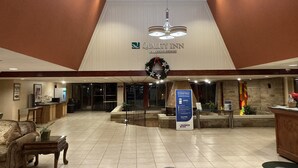 A spacious lobby with a reception desk, a seating area with a sofa and armchairs, and a large chandelier. - Quality Inn Somerset (Somerset)