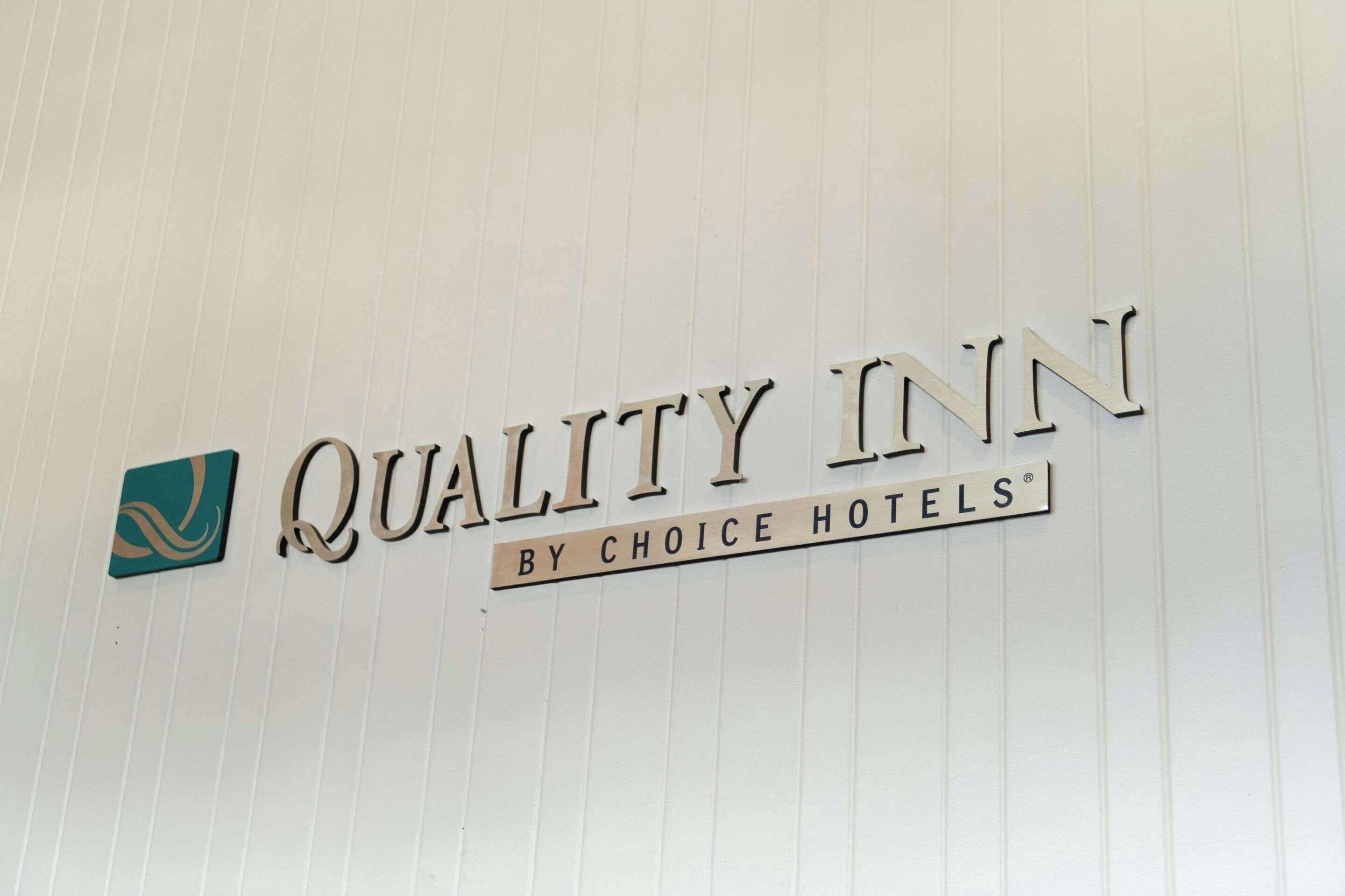 Señal para Quality Inn de Choice Hotels.