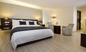 Sengetøy av topp kvalitet, dundyner, safe på rommet og skrivebord