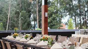 Serveert ontbijt, lunch, diner, lokale gerechten