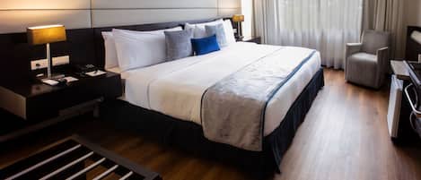 Habitació Deluxe, 1 llit de matrimoni gran | 1 dormitori, roba de llit d'alta qualitat i cobrellits