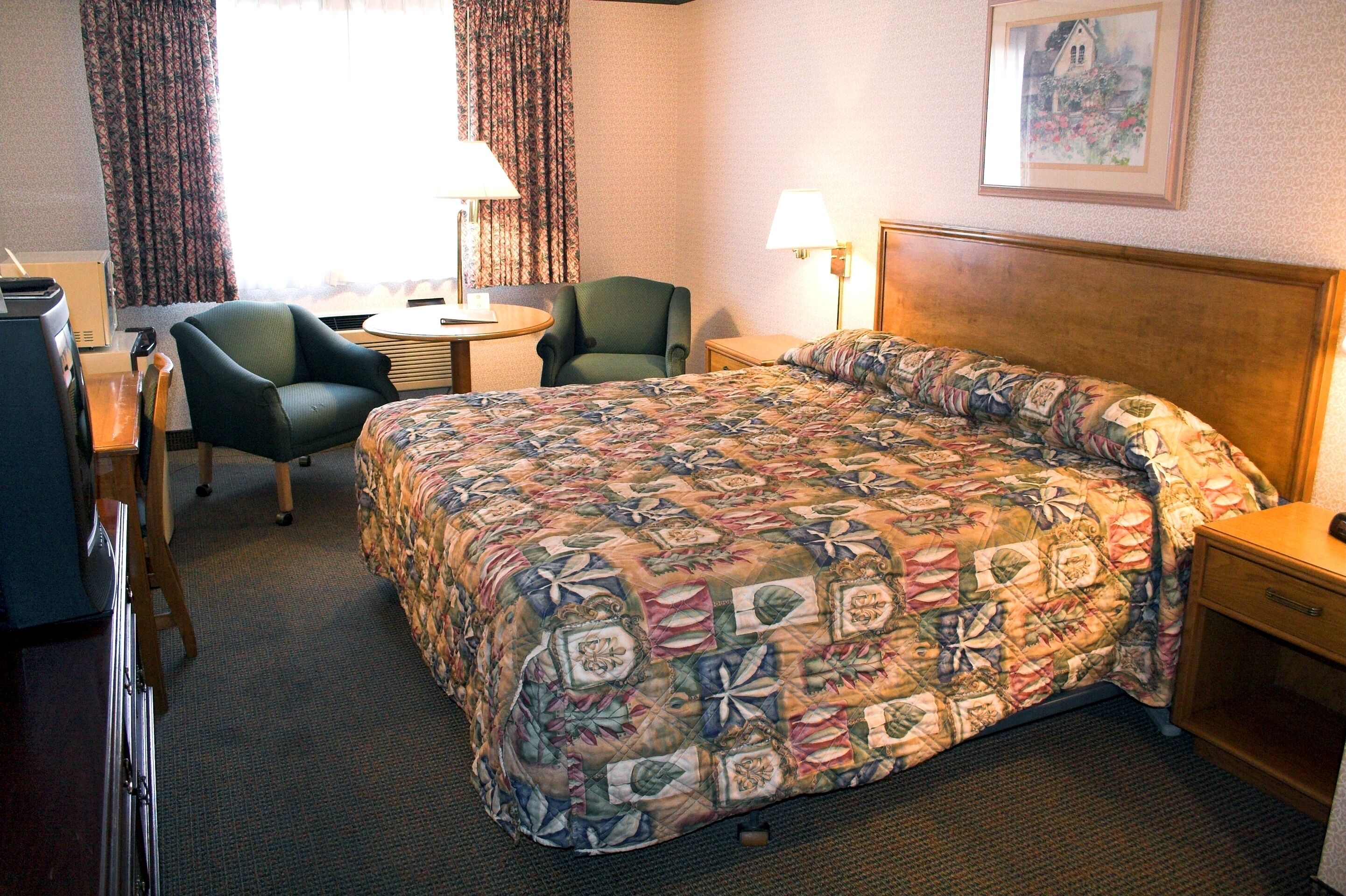 Skrivbord, mörkläggningsgardiner och strykjärn/strykbräda