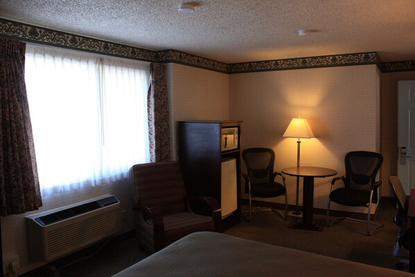 Standard Room, 1 King Bed Non Smoking | Desk, blackout drapes, iron/ironing board, free cribs/infant beds