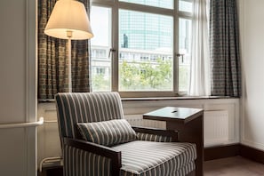 Hochwertige Bettwaren, Minibar, Zimmersafe, Schreibtisch