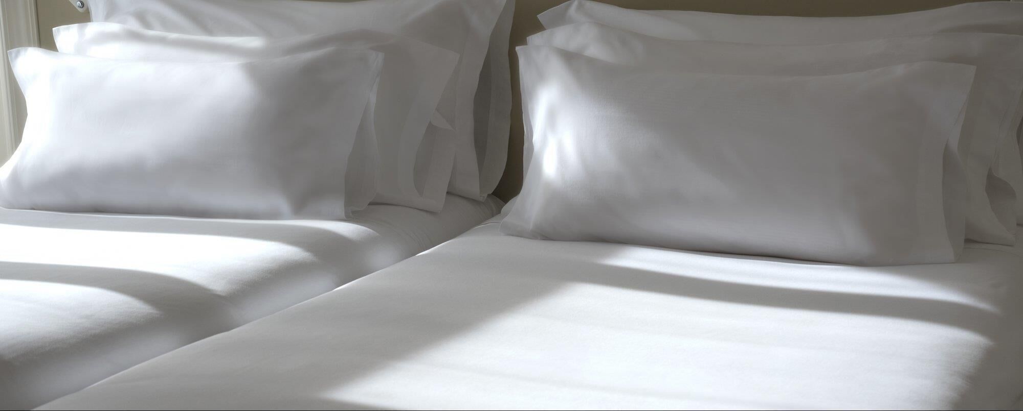 Kamar Triple Standar | Seprai premium, minibar, brankas, dan meja kerja