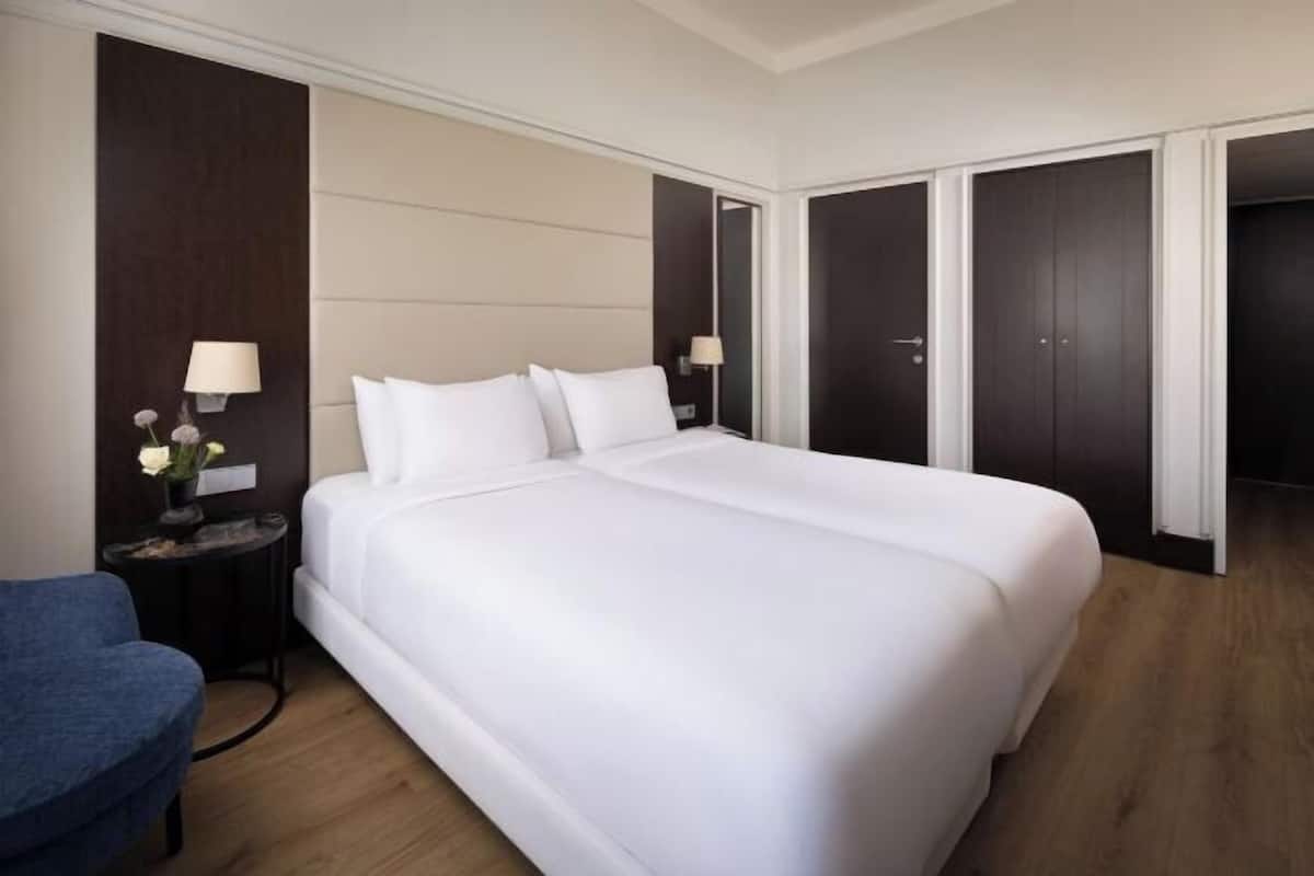 Ylelliset vuodevaatteet, minibaari, tallelokero huoneessa, työpöytä